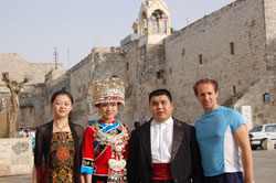Thomas Stanghelle to the right, together with the Chinese Olympic performance-troup: My Dream.